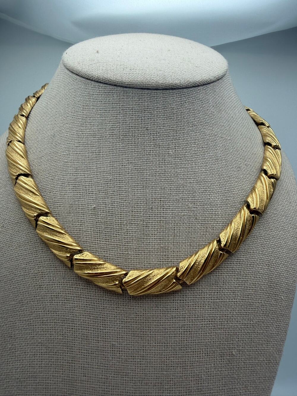 Beautiful Monet Gold Plated Linked Chunky 17" Necklace